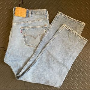 Vintage 2000 Levi’s 501 button fly medium wash actual size‎ 39x29